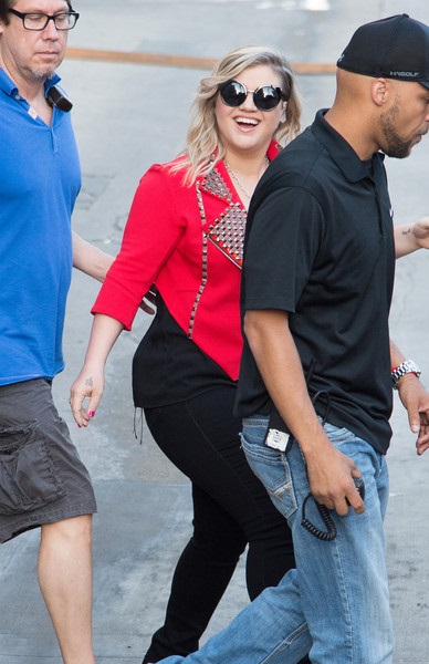 Kelly Clarkson (centre)