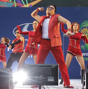 PSY (centre)