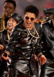 Bruno Mars (centre)