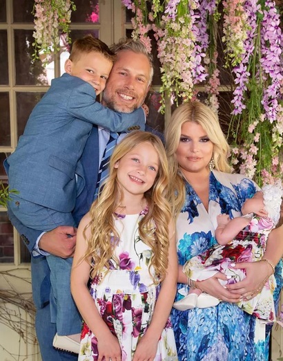 Eric Johnson su Ace Knute, Maxwell "Maxi" Drew & Jessica Simpson su Birdie Mae