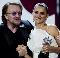 Bono & Penélope Cruz