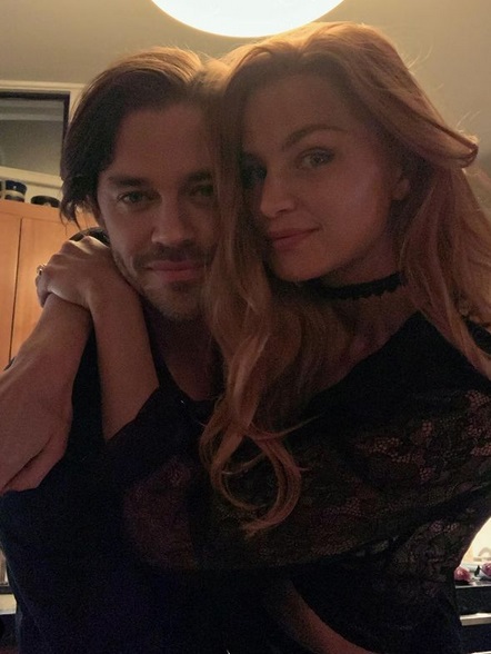 Tom Payne & Jennifer Akerman